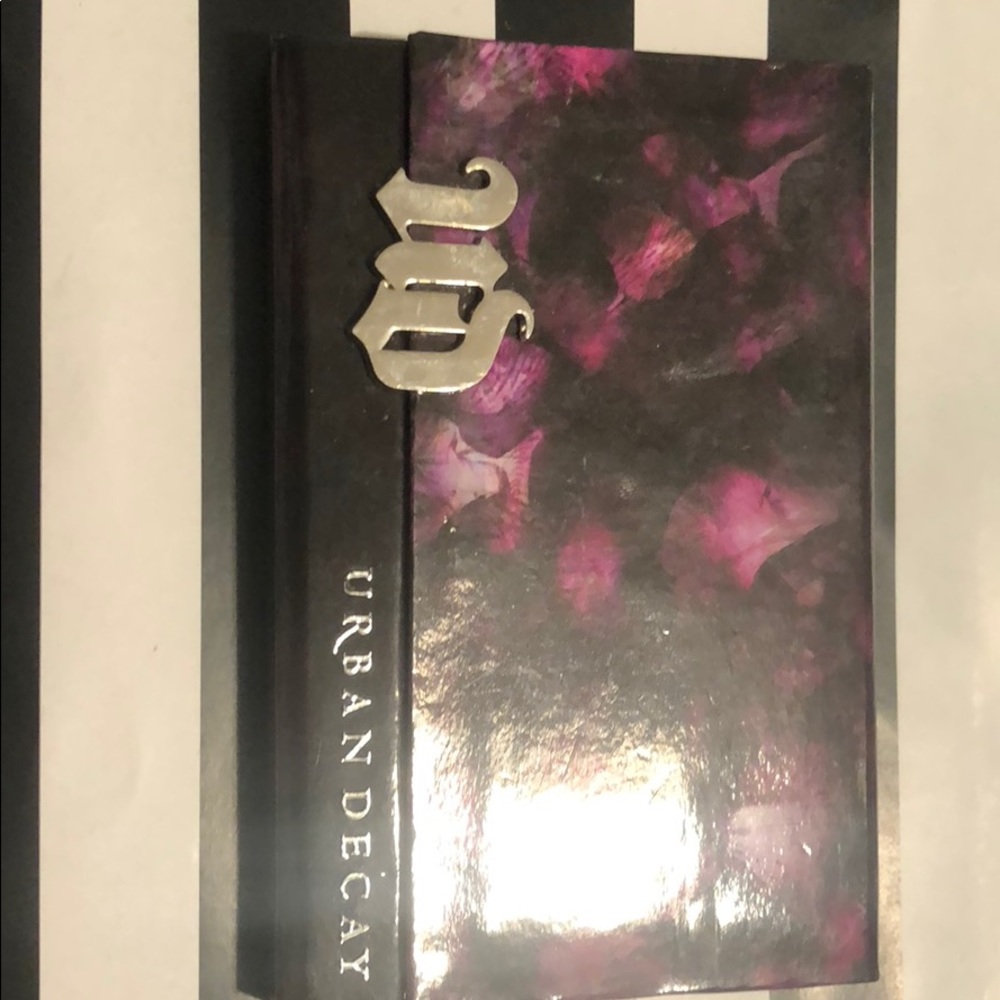 Urban Decay Beauty With an Edge Eyeshadow Pallete